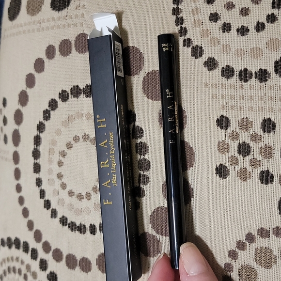 Farah liquid eyeliner is black velvet - Picture 3 of 3
